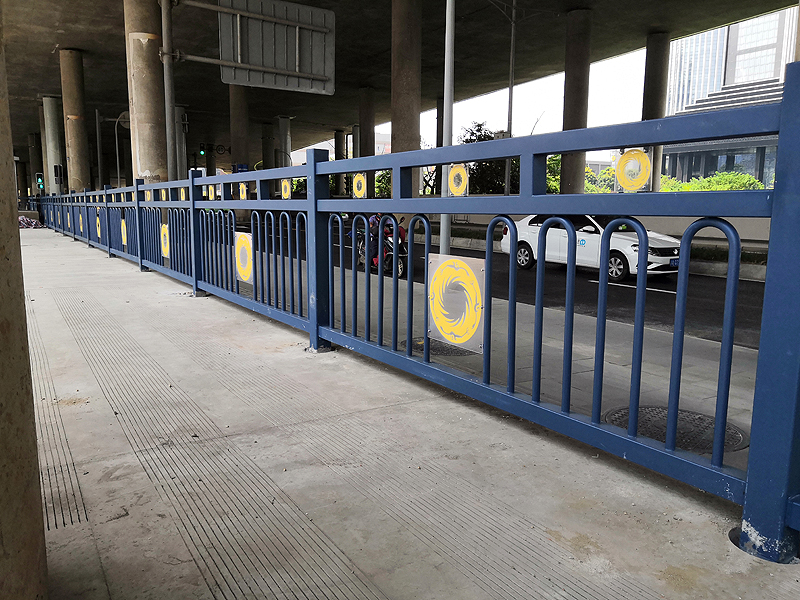 成都火车南站广场防撞护栏