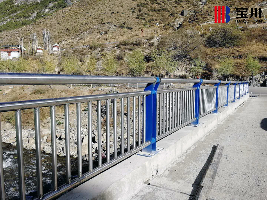 稻城亚丁风景区桥梁护栏与声屏障